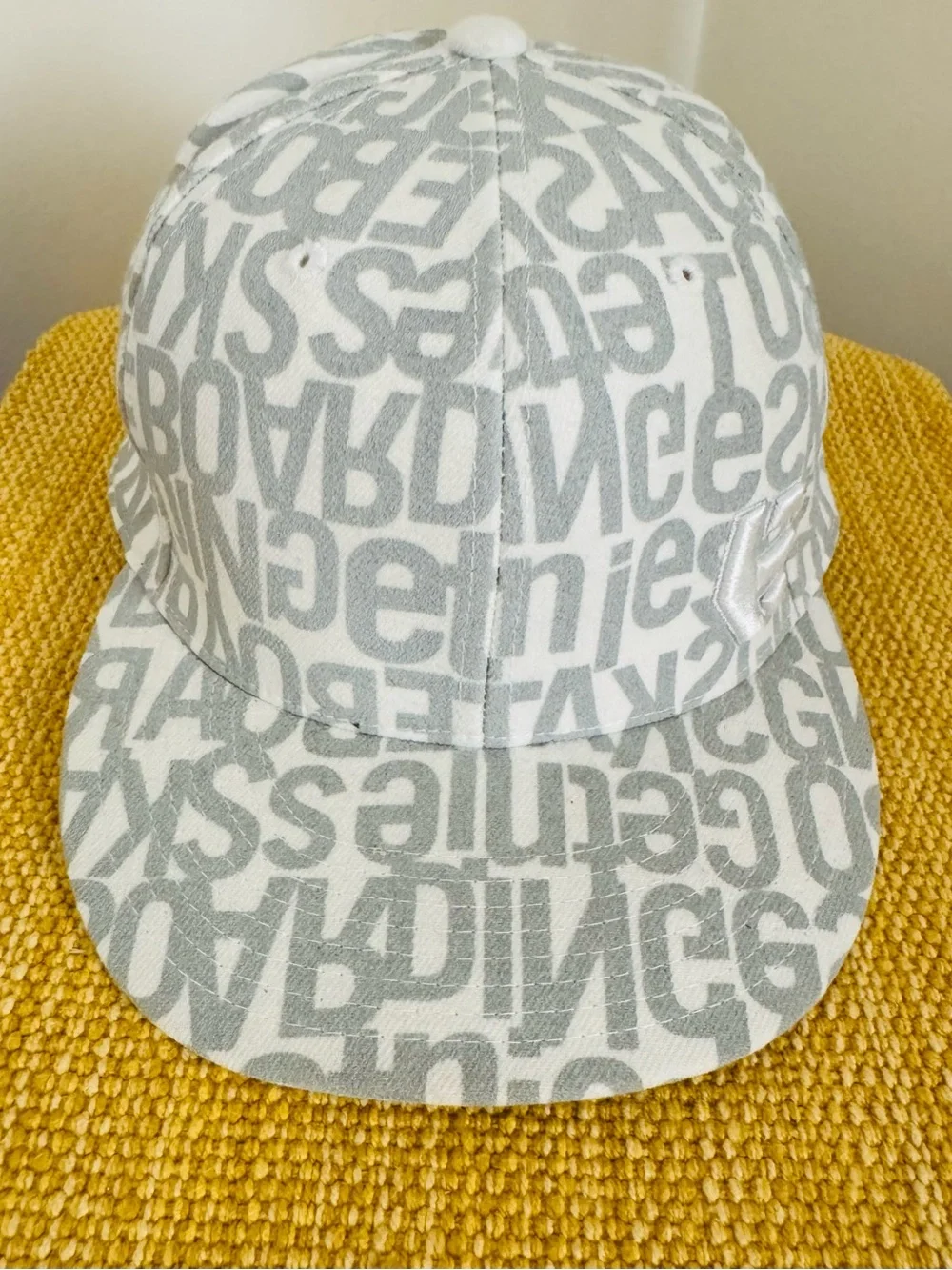Etnies Men’s Hat with Randon Words and Letters, Size 6-7/8-7-1/4